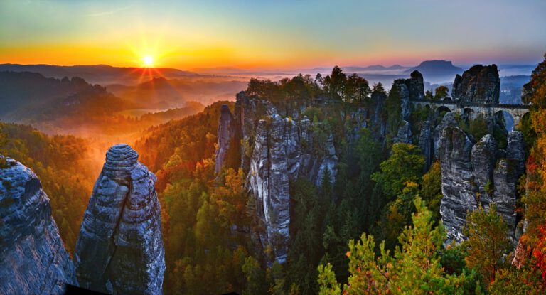 sonnenaufgang auf der bastei in der sächsischen schweiz im nebe